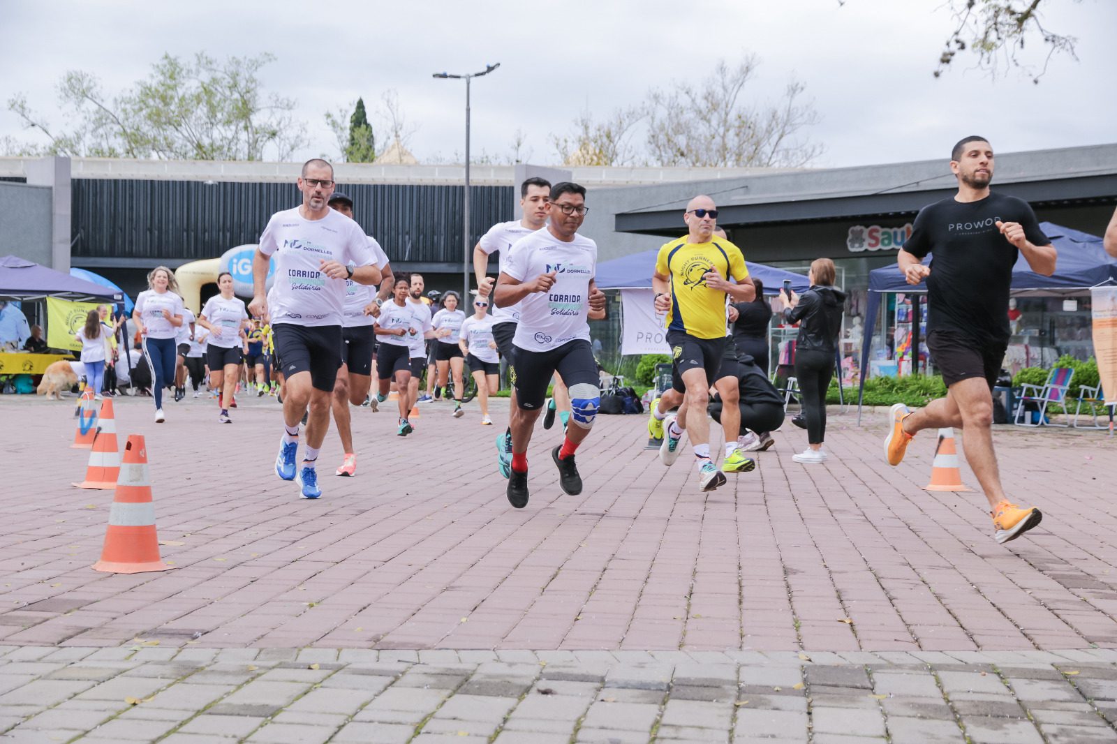 Corrida reúne mais de 300 pessoas no Centro de Gravataí; VOM encerra nos próximos dias inscrições para dois eventos esportivos