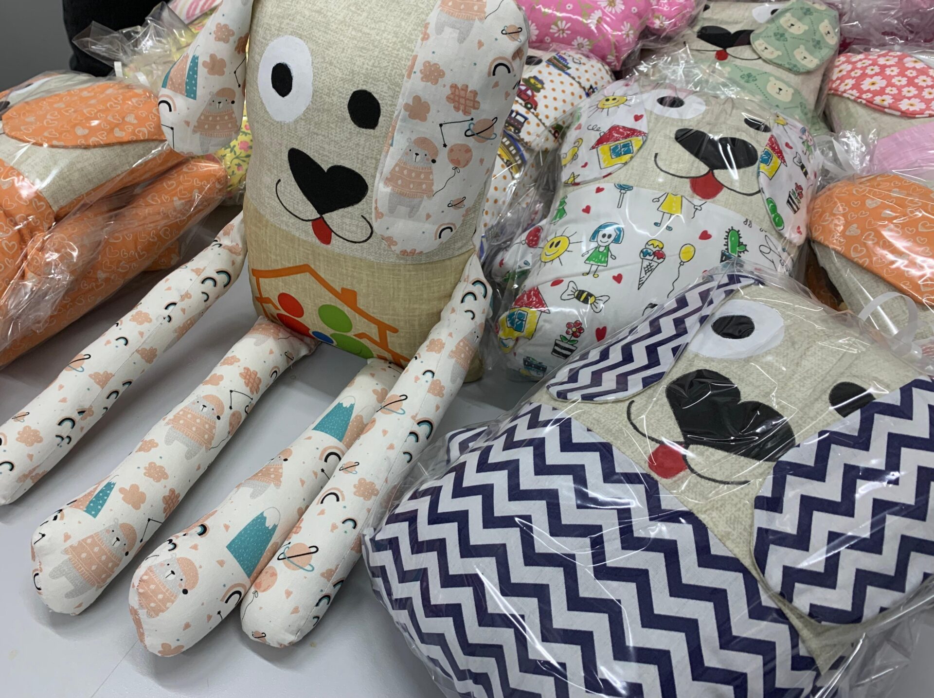 Parceria entre artesã e entidades de Gravataí viabiliza confecção de almofadas “naninhas” para crianças do Acolhimento Familiar