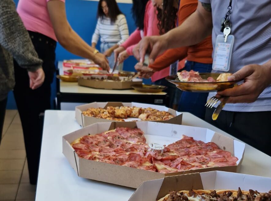 Pizzaria Di Nápoli surpreende professores em Gravataí com homenagem e sequência de pizzas em escola estadual