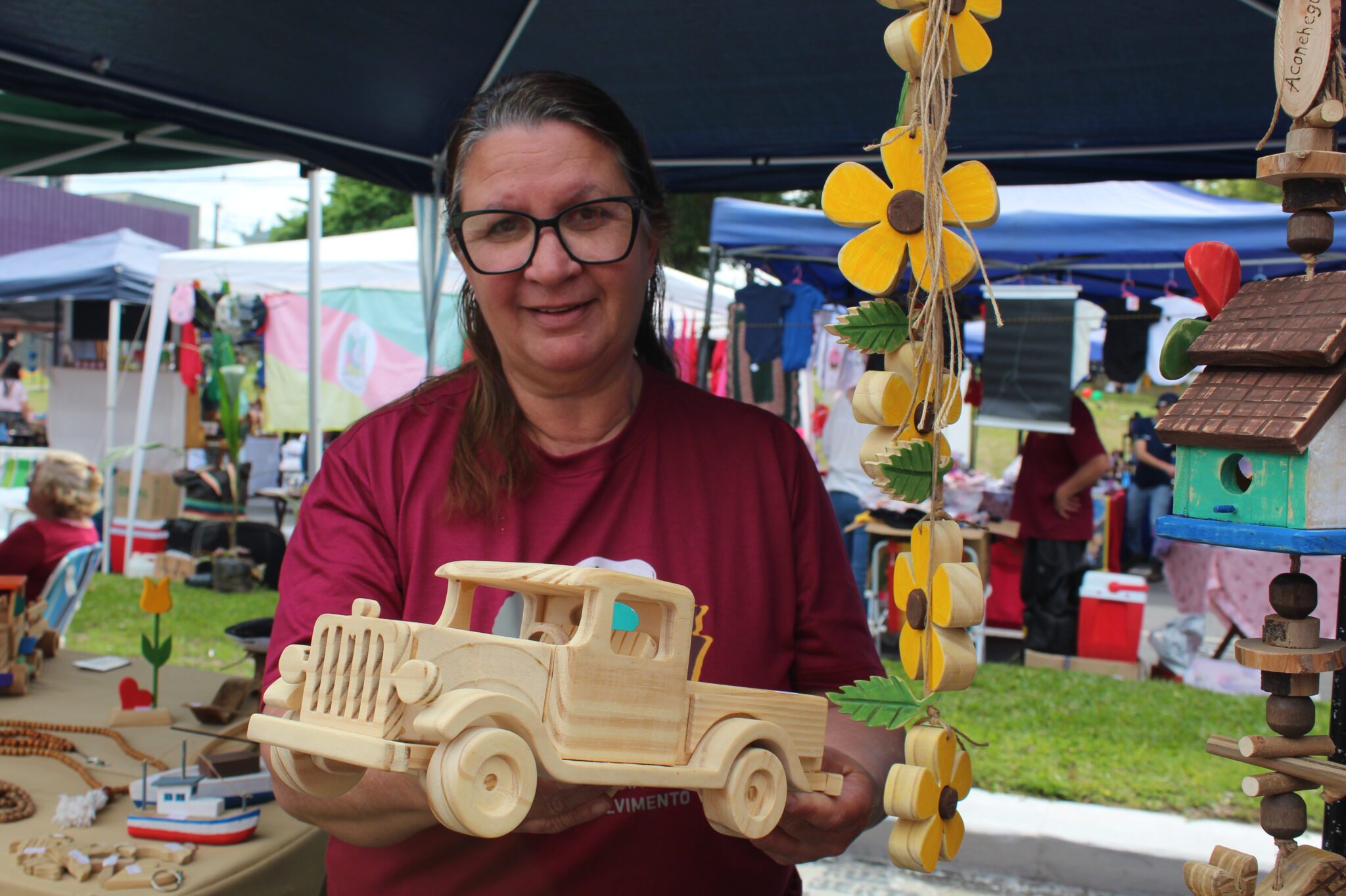 Seja brinquedo ou decoração, carrinhos em madeira ainda fazem sucesso em feiras de Gravataí e Cachoeirinha