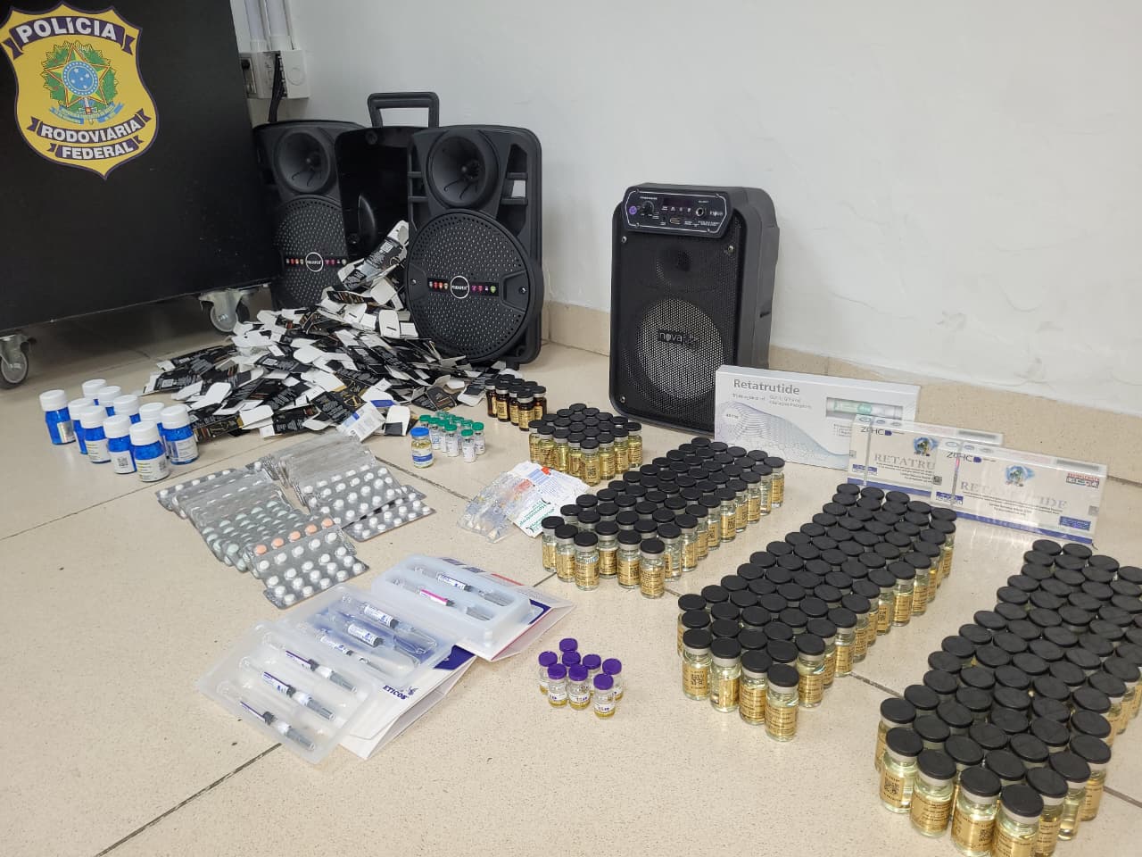 PRF apreende em Gravataí canetas emagrecedoras e anabolizantes escondidos em brinquedos e caixas de som
