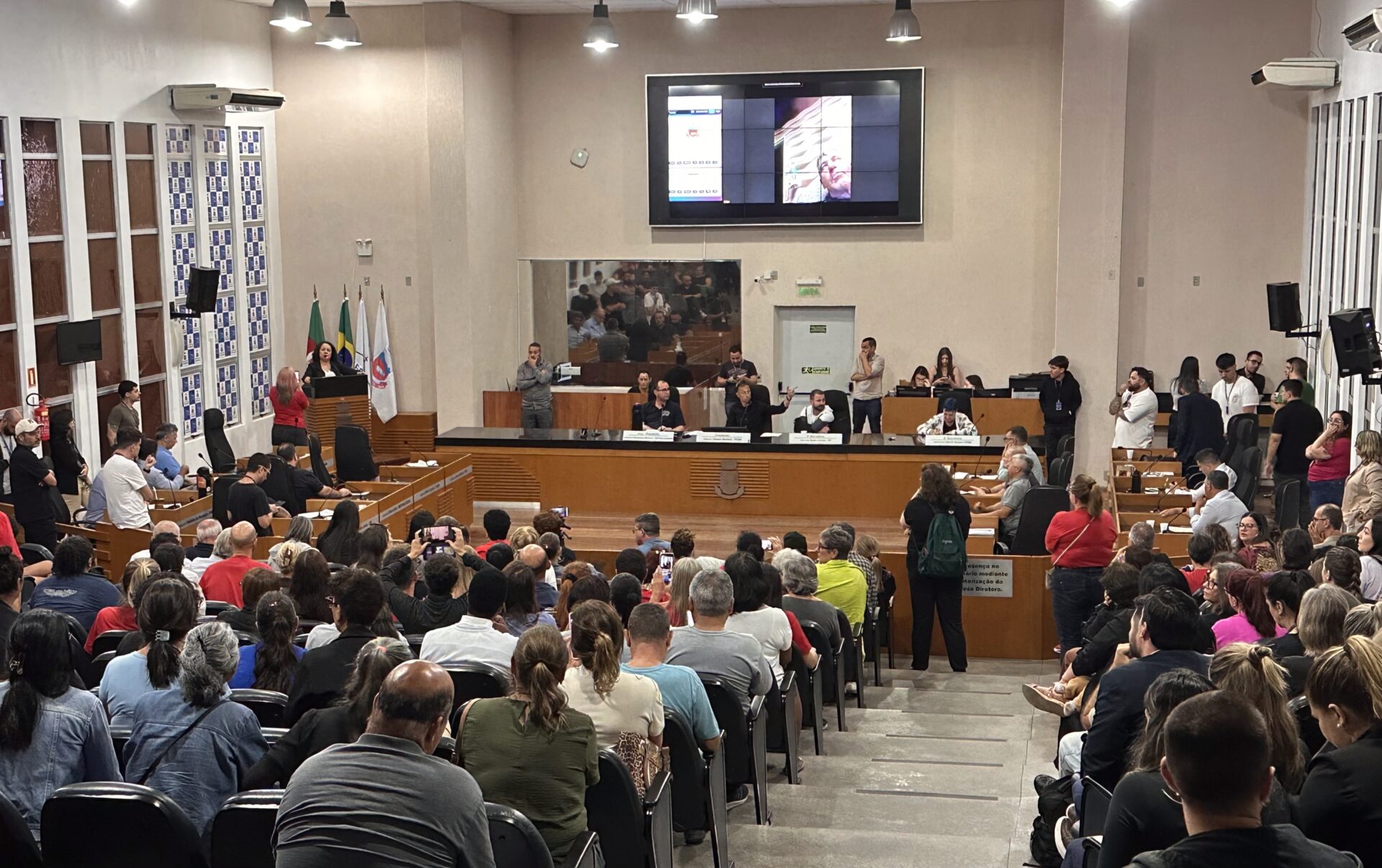 Em sessão tumultuada na Câmara de Vereadores de Gravataí, projetos do Executivo foram aprovados