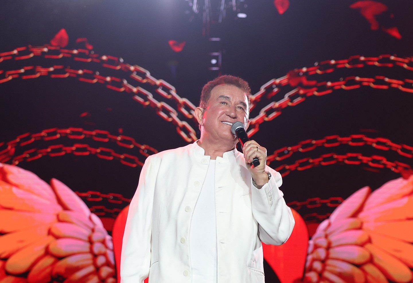 Amado Batista se apresenta em Gravataí nesta sexta-feira, celebrando 50 anos de carreira
