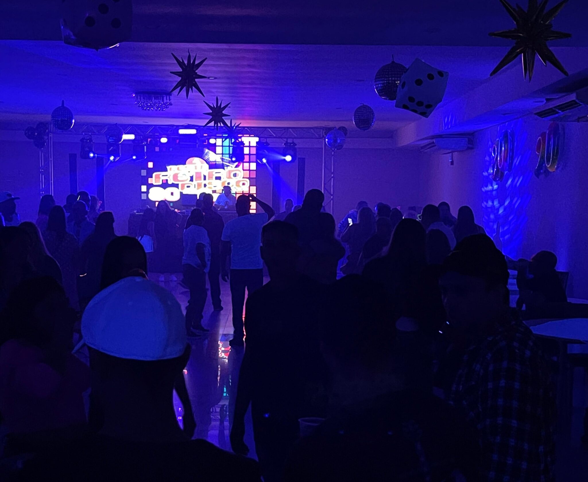 Com fantasias e máscaras, Festa Retrodisco chega à última edição de 2025 em Gravataí