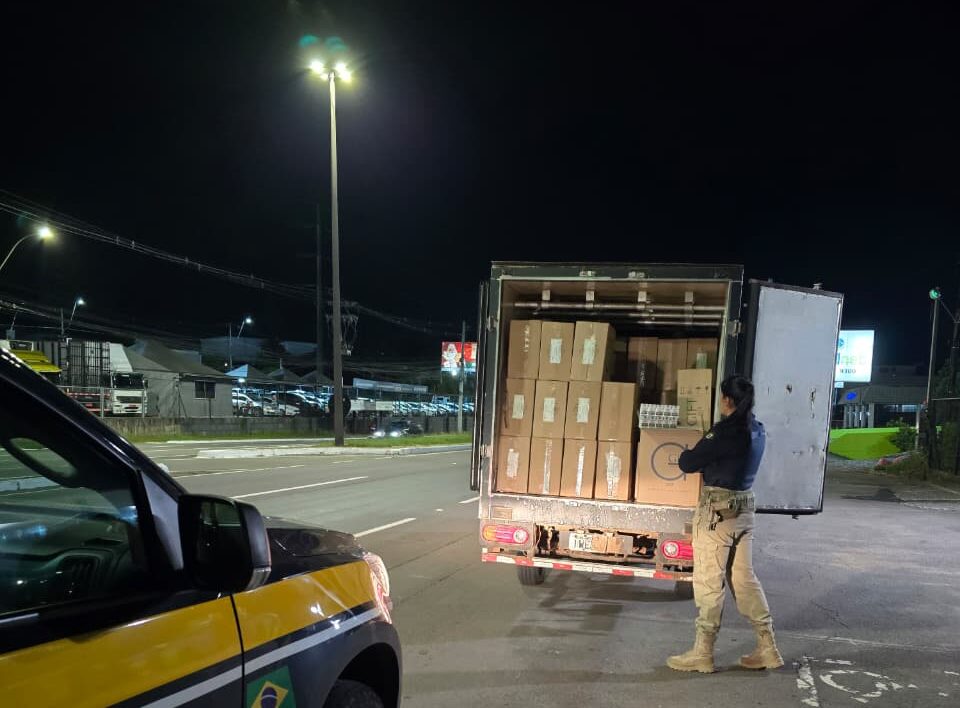 Gravataiense é preso transportando 27 mil maços de cigarros contrabandeados