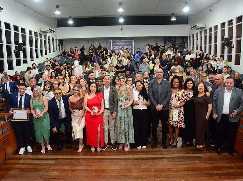 Pela trajetória e dedicação ao ensino, Prêmio Wilma Camargo é concedido a educadores de Gravataí