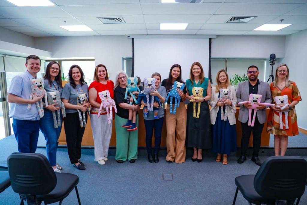 Parceria entre ONG e empresa de Gravataí viabiliza a entrega de naninhas acolhedoras a crianças em acolhimento familiar na Capital