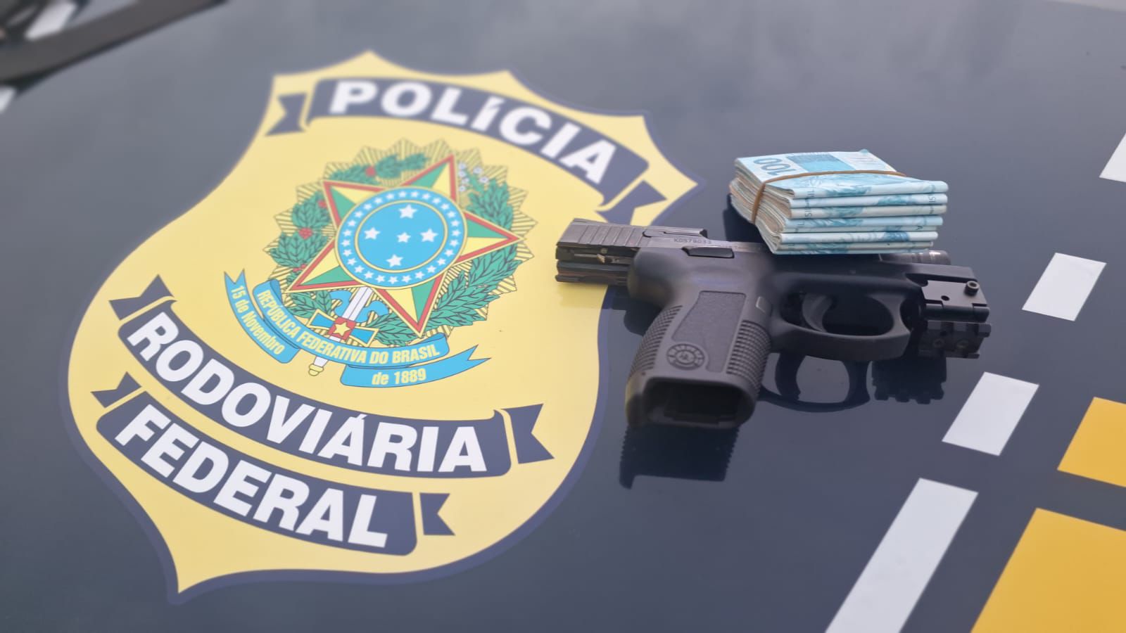 PRF prende homem com pistola furtada durante fiscalização na BR-290, em Gravataí