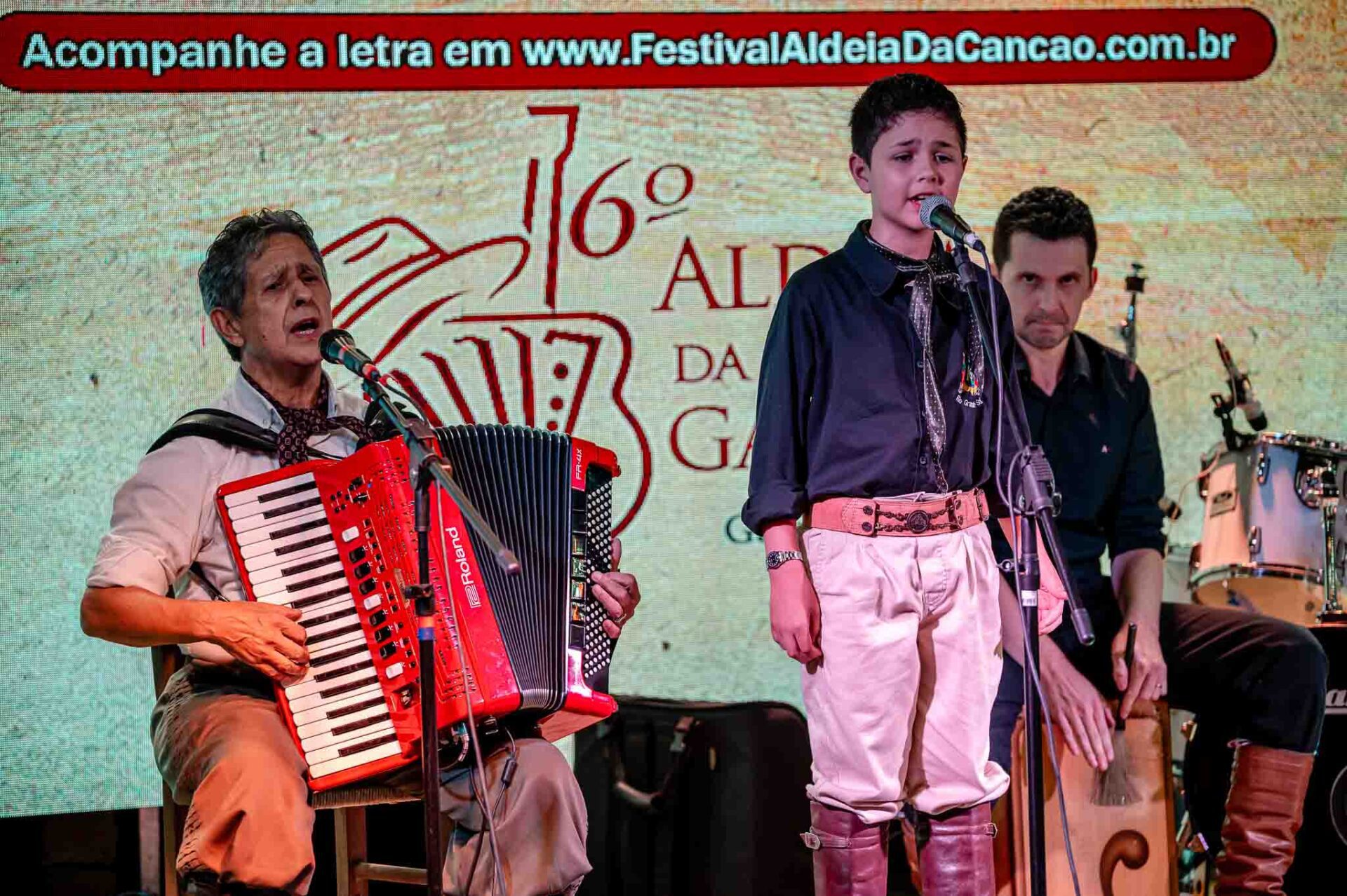 “Bombeando da Beira”: Pai e filho vencem o 6º Aldeia da Canção Gaúcha, em Gravataí