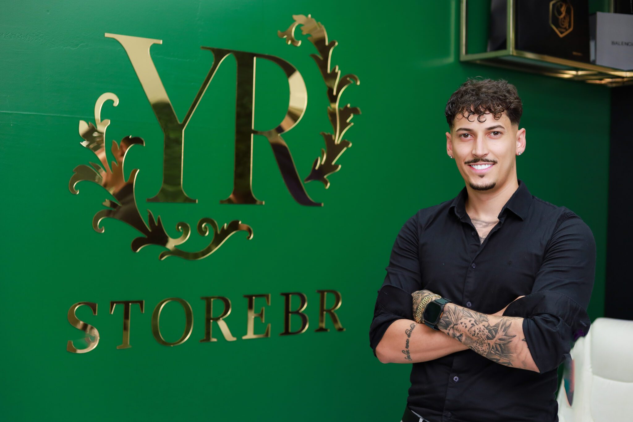 Com apenas R$ 400, jovem empreendedor constrói negócio de importação e atrai clientes famosos