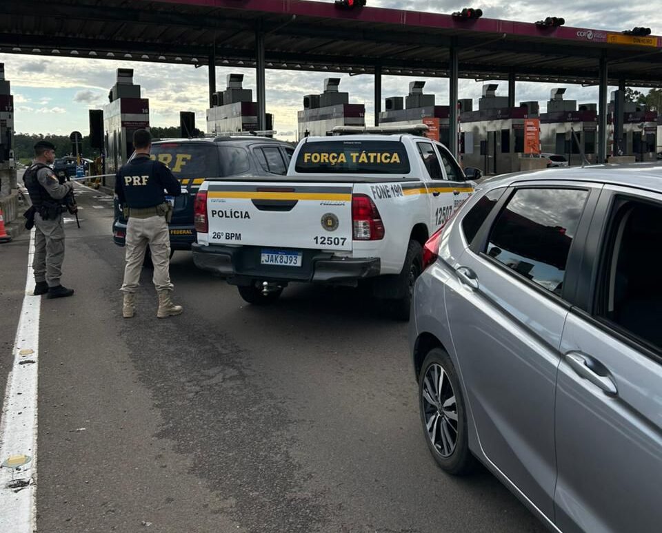 PRF prende dois homens e recupera em Gravataí carro roubado na Capital