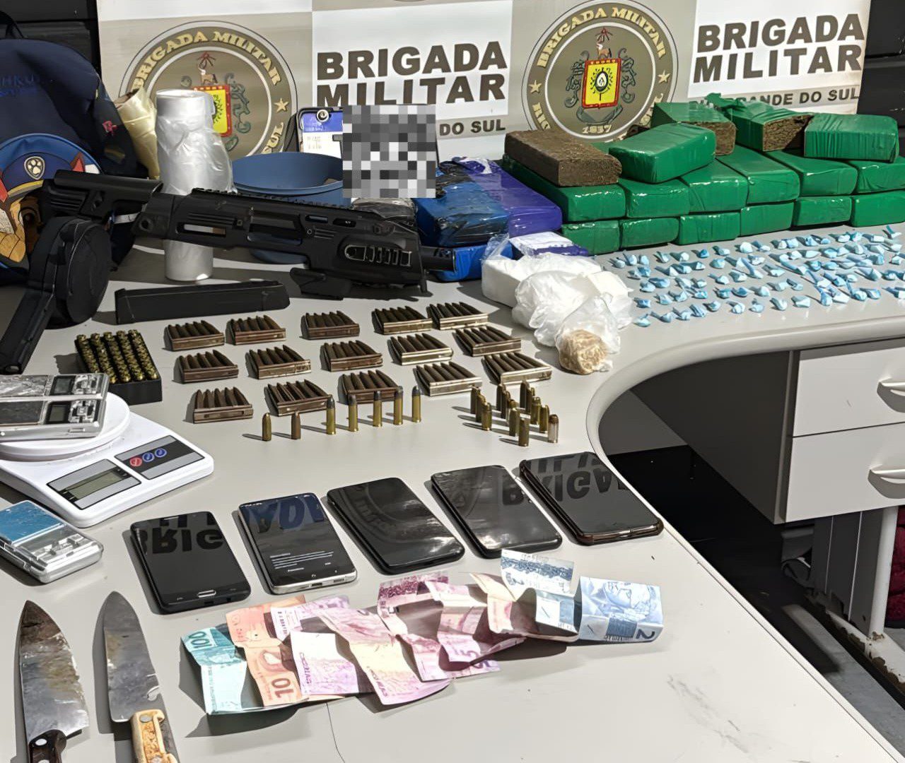 Dupla é presa por tráfico de drogas em Gravataí; Brigada Militar apreendeu grandes porções de cocaína, crack e maconha, além de munições