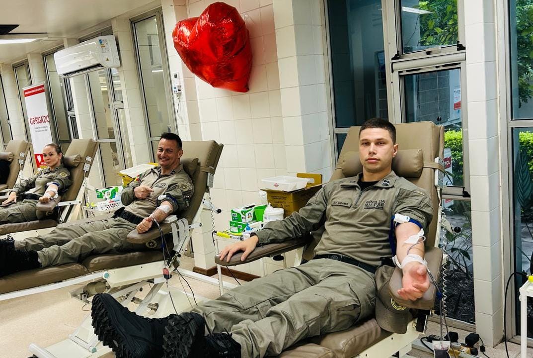 Em período de alta demanda nos estoques de sangue, policiais militares fazem doações em benefício do hospital de Gravataí