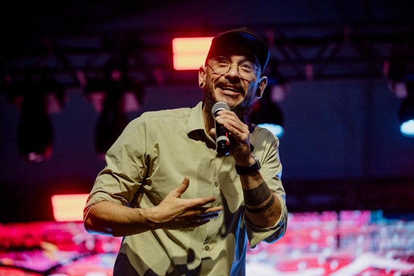 Marcito Castro retorna ao palco do Sesc Gravataí em março; ingressos para o stand-up comedy já estão à venda