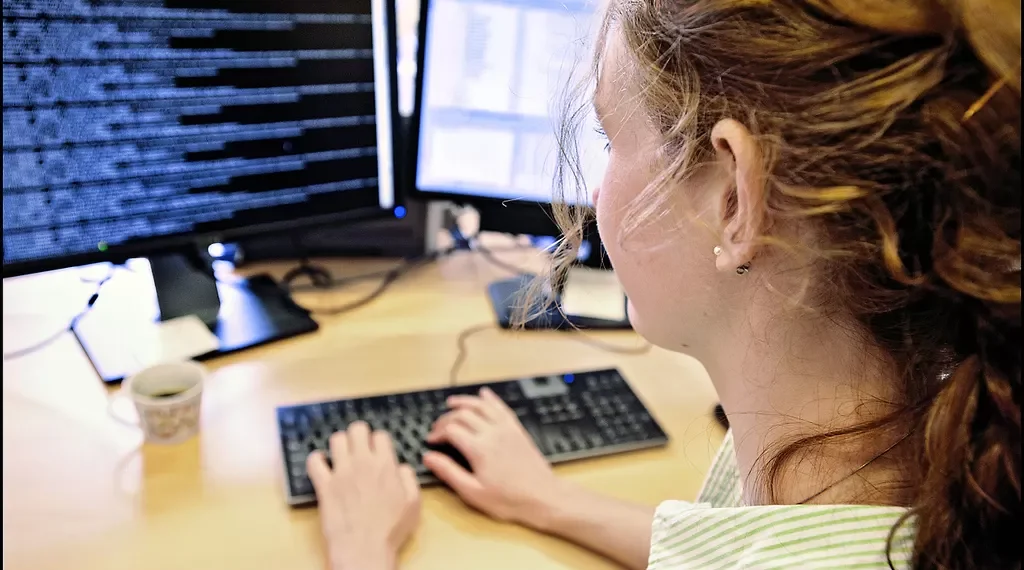 Gravataí abre inscrições para cursos gratuitos de programação voltados a jovens com deficiência e neurodivergentes