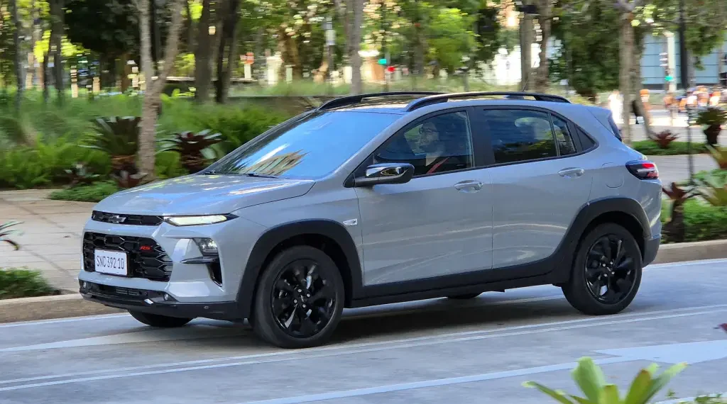 Novo Chevrolet Sonic, que será produzido em Gravataí, é flagrado sem camuflagem em SP; veja as fotos