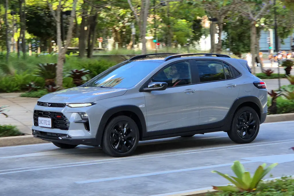 Novo Chevrolet Sonic, que será produzido em Gravataí, é flagrado sem camuflagem em SP; veja as fotos