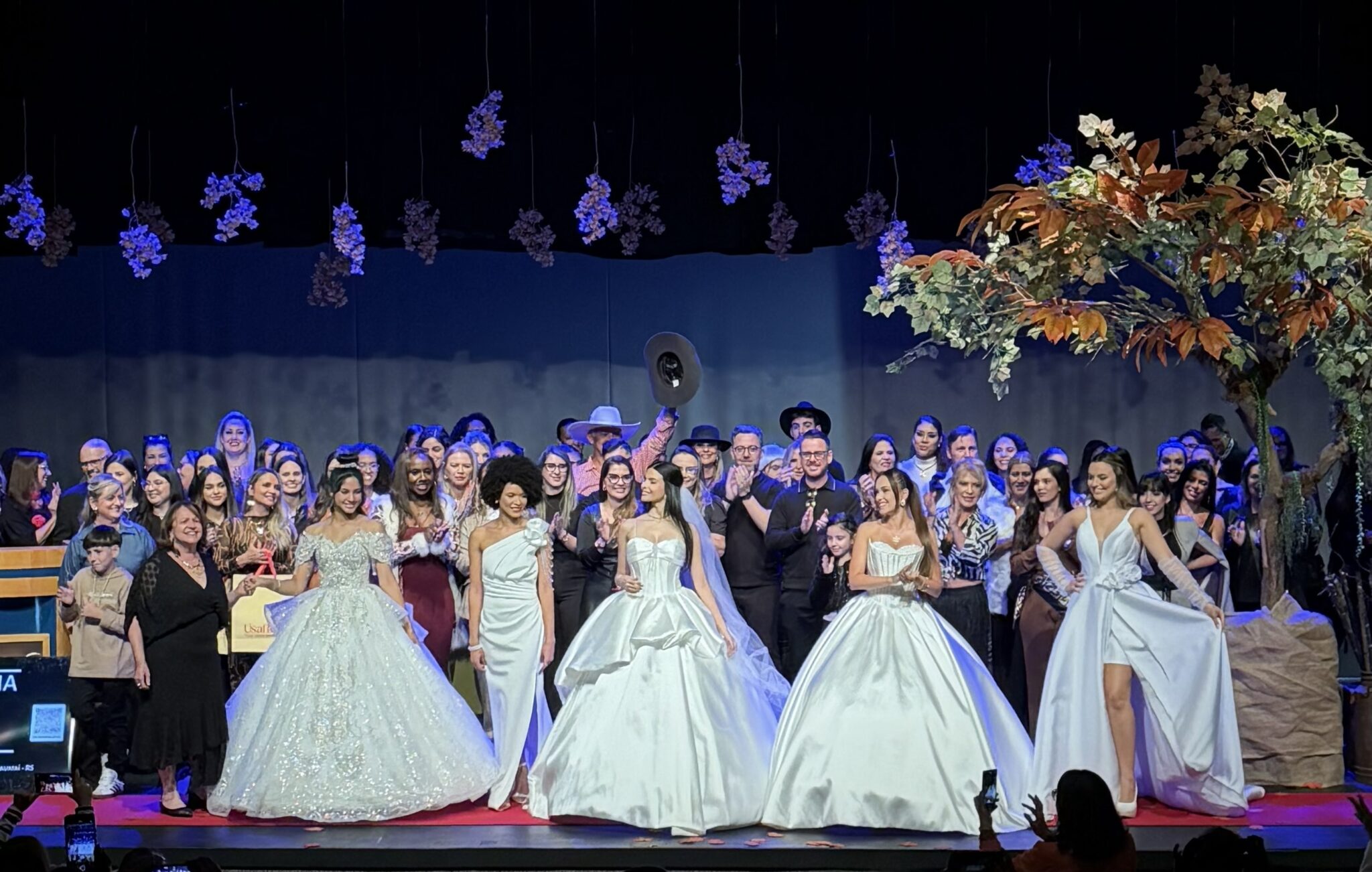 Promovido pelo Sindilojas Gravataí, Desfile Outono/Inverno reúne mais de mil pessoas e impulsiona comércio local