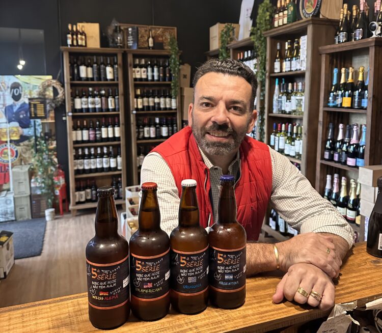 Em Gravataí, Maluna Vinos lança Cerveja 5ª Série com proposta inspirada em humor e nostalgia dos anos 80 e 90