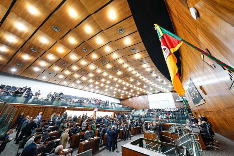Assembleia do RS aprova auxílio para órfãos de feminicídio e cria benefício mensal de até um salário mínimo