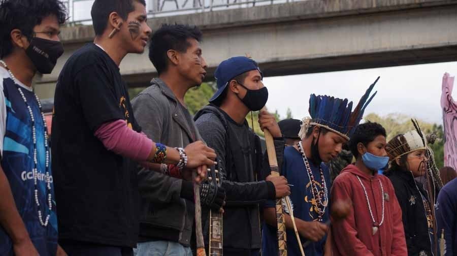 Exposição em Gravataí reúne fotos e elementos que retratam a cultura do povo guarani