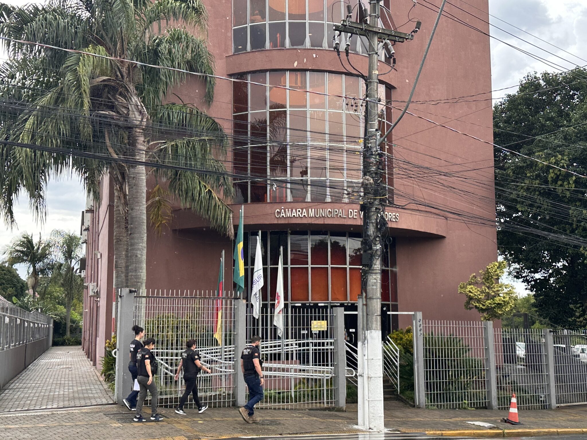 Vereador de Gravataí é alvo de mandados em investigação por estupro; parlamentar nega as acusações
