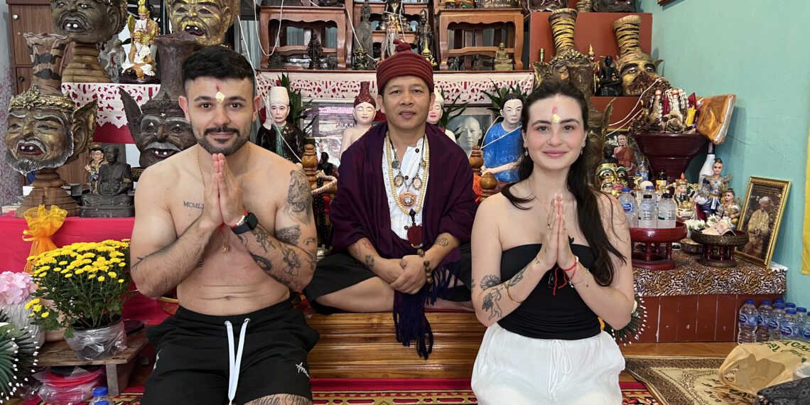 Casal de Gravataí larga estabilidade, adota vida nômade e transforma rotina em jornada pela Ásia