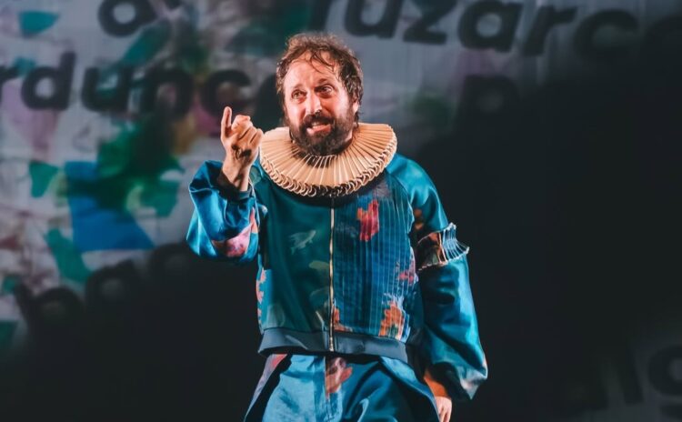 Gregório Duvivier traz “comédia poética” ao palco do Sesc Gravataí em espetáculo sobre a língua portuguesa