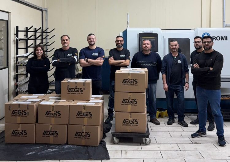 Pioneira no Brasil, empresa de Gravataí é a única fabricante de lanternas táticas da América Latina
