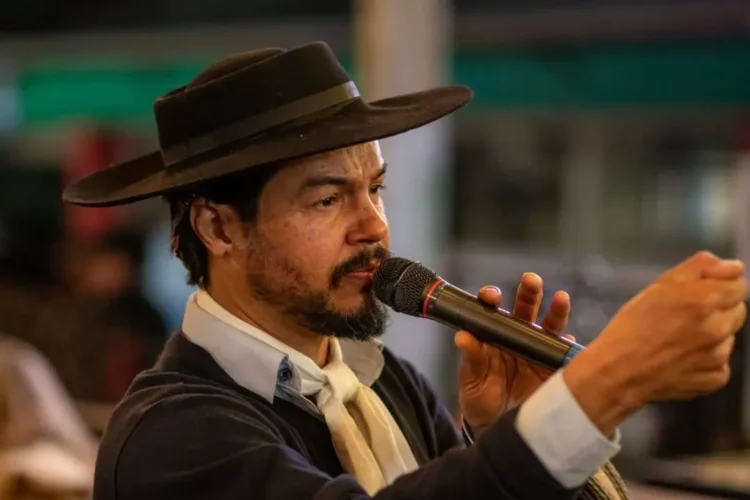 Projeto Notas de Vinho e Canto traz Lisandro Amaral para apresentação em Gravataí