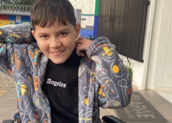 Menino de Gravataí luta há três anos contra doença degenerativa rara; família realiza vaquinha para custear tratamento