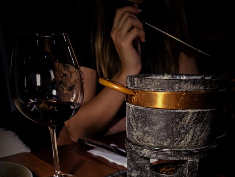 Steak Lau inicia nova temporada de fondue com carnes nobres e experiência completa em Gravataí