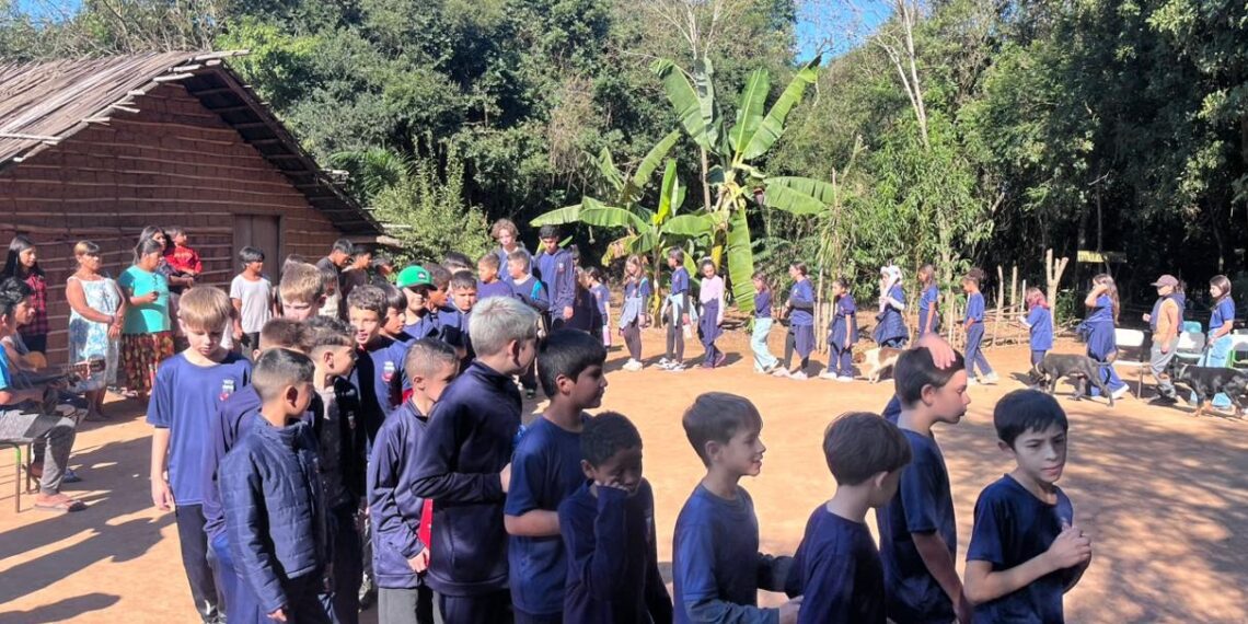 Em projeto sobre ancestralidade, estudantes de Gravataí visitam comunidade indígena de Cachoeirinha