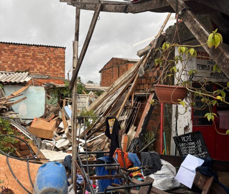 Família de Gravataí perde casa após temporal e busca auxílio para reconstrução