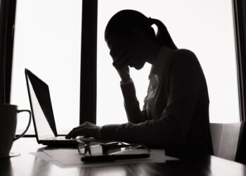 Nova NR-1 entra em vigor e amplia responsabilidades das empresas sobre saúde mental no ambiente de trabalho