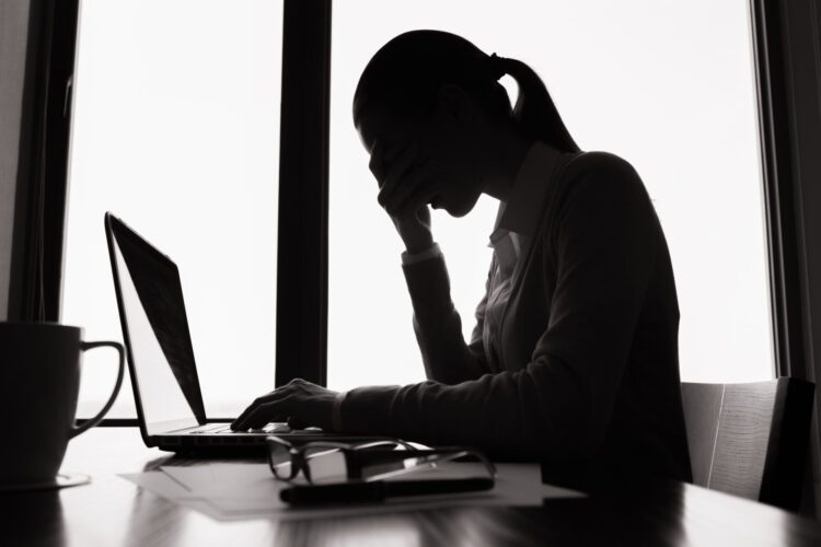 Nova NR-1 entra em vigor e amplia responsabilidades das empresas sobre saúde mental no ambiente de trabalho
