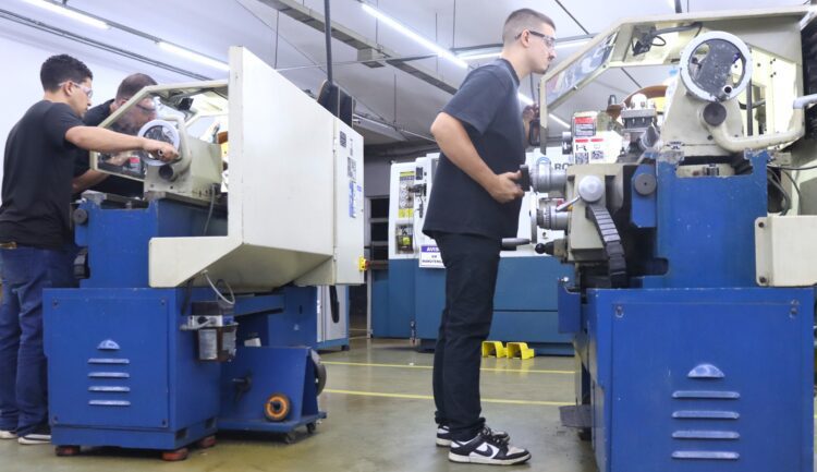Gravataí abre novas inscrições para curso gratuito de Ajustador Mecânico em parceria com o Senai