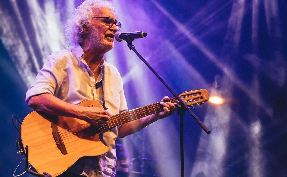 Cantor e compositor de grandes sucessos da música brasileira, Renato Teixeira se apresenta no Teatro do Sesc Gravataí em agosto