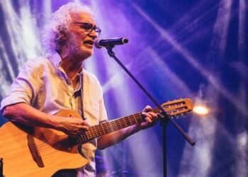 Cantor e compositor de grandes sucessos da música brasileira, Renato Teixeira se apresenta no Teatro do Sesc Gravataí em agosto