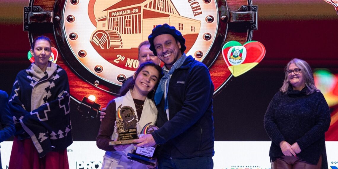 Coleção de prêmios: Cantora de Gravataí, Laura Guedes conquista mais um título em festival nativista do RS
