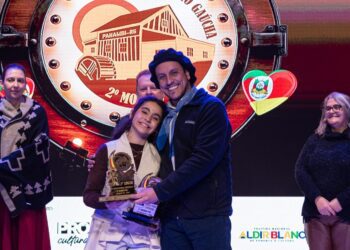 Coleção de prêmios: Cantora de Gravataí, Laura Guedes conquista mais um título em festival nativista do RS