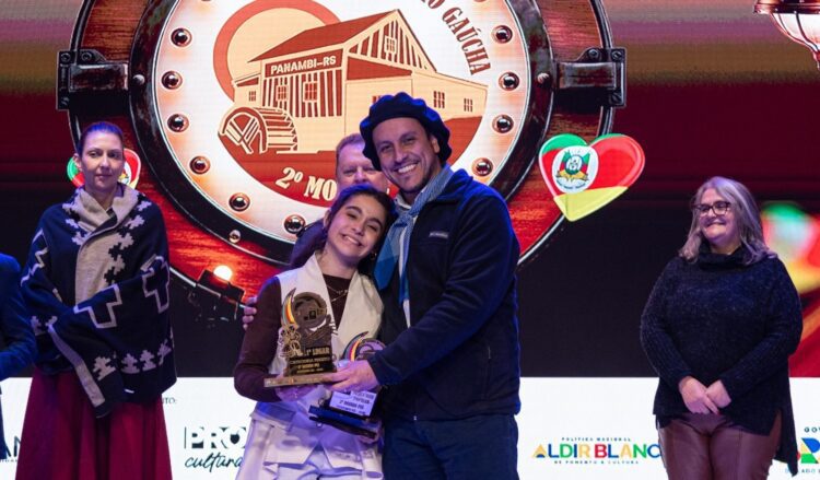 Coleção de prêmios: Cantora de Gravataí, Laura Guedes conquista mais um título em festival nativista do RS