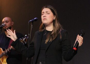 Jovem compositora cristã vai gravar primeiras músicas autorais em Gravataí