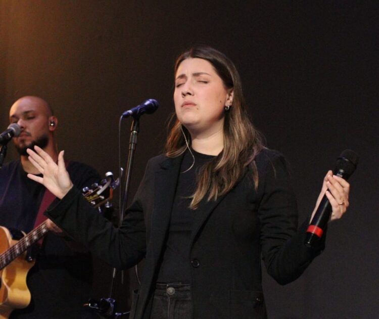 Jovem compositora cristã vai gravar primeiras músicas autorais em Gravataí