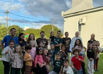 Comunidade Santa Luzia busca aproximar crianças da espiritualidade por meio de encontros acolhedores e atividades lúdicas