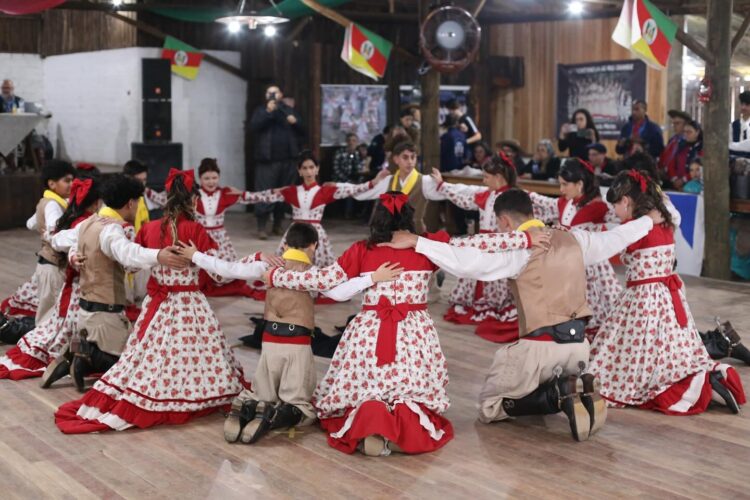 Trabalho da invernada do Rincão da Amizade para o Juvenart será apresentado durante jantar baile em Gravataí