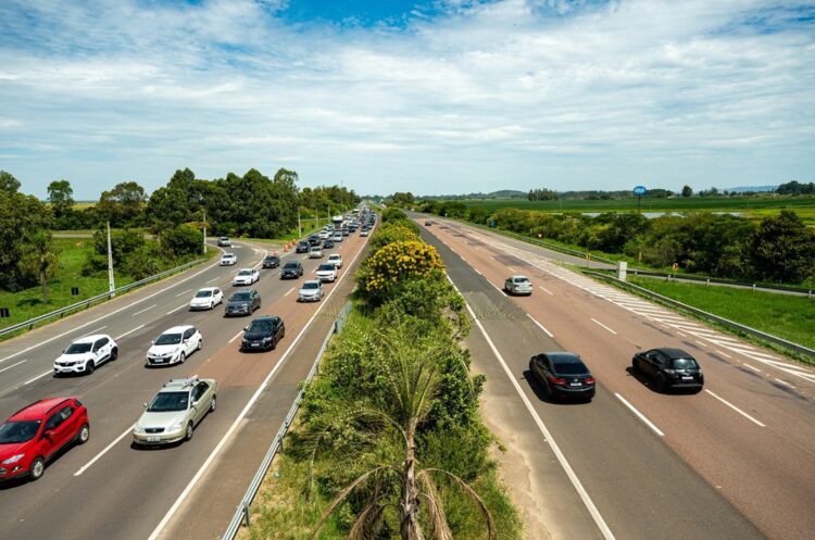 Estimativa para o feriado de Corpus Christi é de que mais de 320 mil veículos circulem pela Freeway