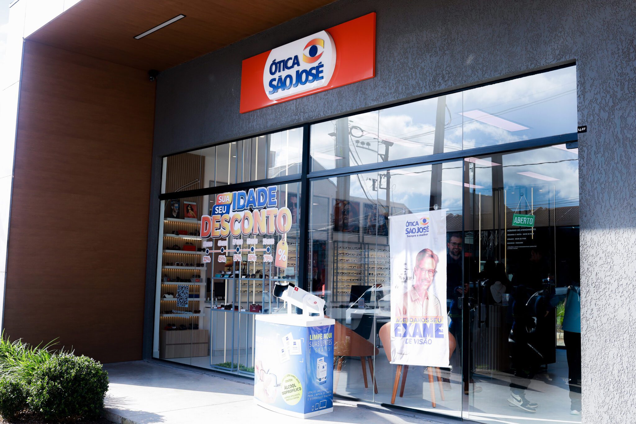 Rede de Óticas São José lança campanha que transforma idade do cliente em desconto