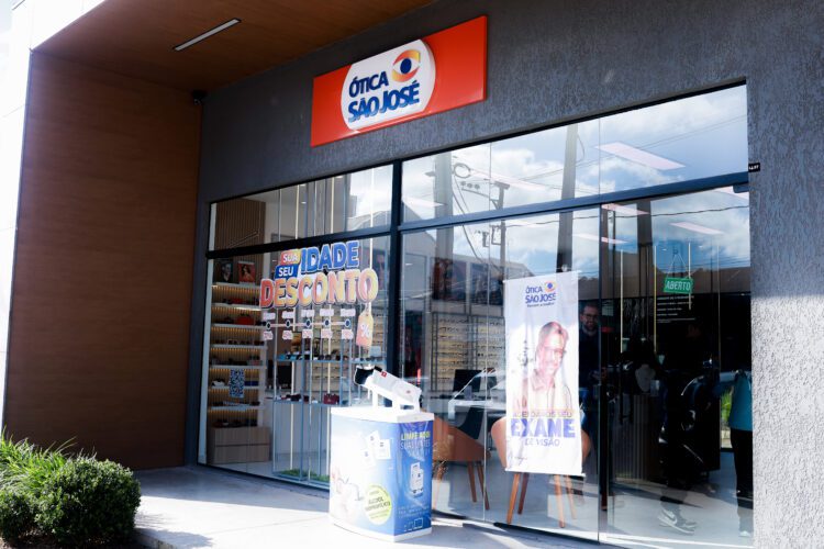 Rede de Óticas São José lança campanha que transforma idade do cliente em desconto