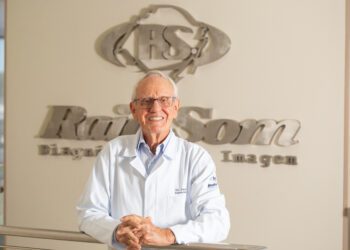 Fundador do Centro Clínico Raio Som, médico Rubens Terra Lucas tem sua trajetória contada em novo livro do historiador Amon da Costa